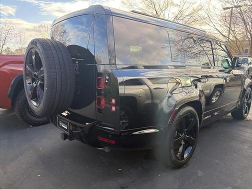 2025 Land Rover Defender P400 X-Dynamic SE