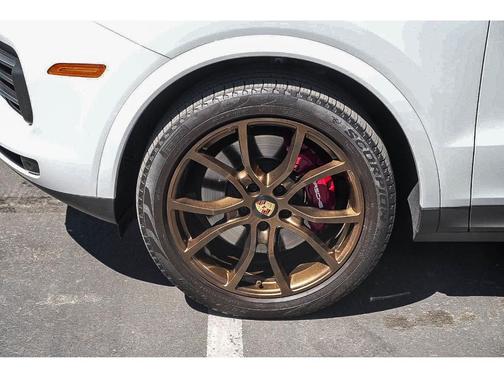Carrara White Metallic 2023 Porsche Cayenne Platinum Edition