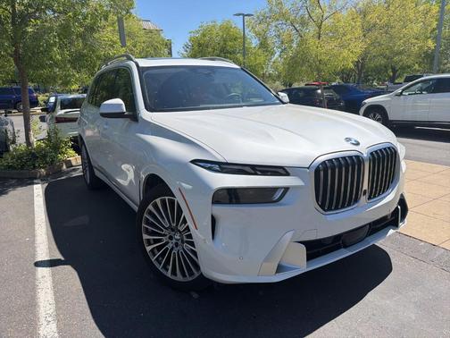 Mineral White Metallic 2026 BMW X7 xDrive40i