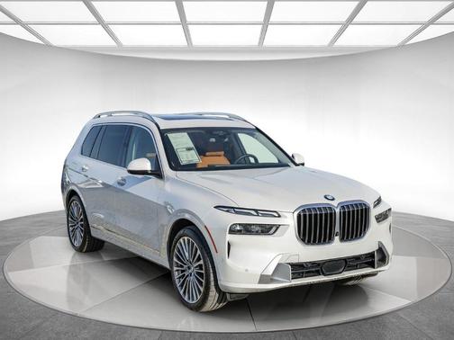 Mineral White Metallic 2026 BMW X7 xDrive40i