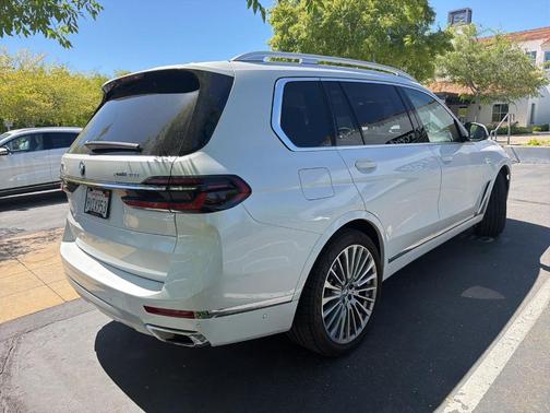 Mineral White Metallic 2026 BMW X7 xDrive40i