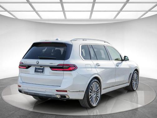 Mineral White Metallic 2026 BMW X7 xDrive40i
