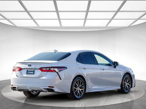 2022 Toyota Camry Hybrid SE