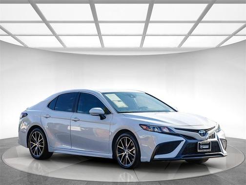 2022 Toyota Camry Hybrid SE