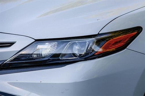 2022 Toyota Camry Hybrid SE