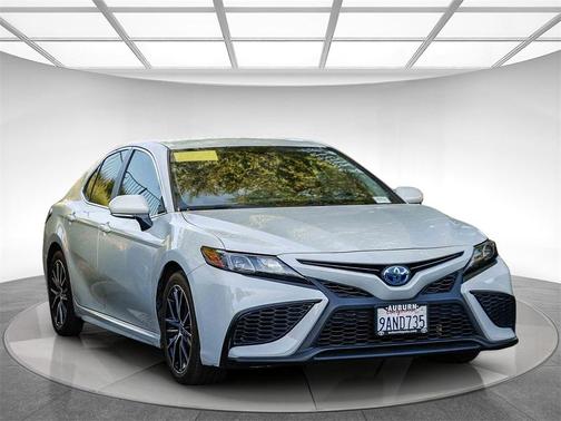 2022 Toyota Camry Hybrid SE