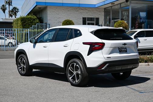 Summit White 2026 Chevrolet Trax FWD 1RS