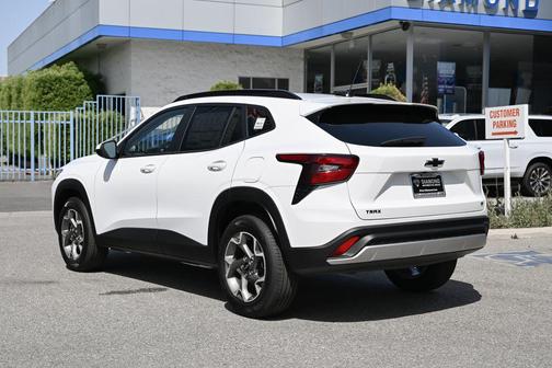 Summit White 2026 Chevrolet Trax LT