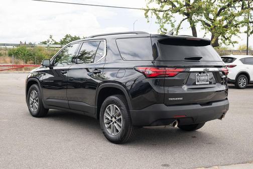 Mosaic Black Metallic 2023 Chevrolet Traverse LT Cloth