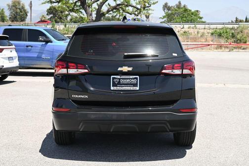 Mosaic Black Metallic 2022 Chevrolet Equinox LS