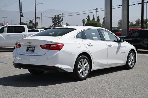 Summit White 2024 Chevrolet Malibu FWD 1LT