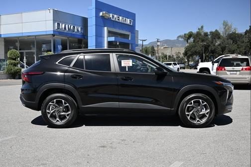 Mosaic Black Metallic 2026 Chevrolet Trax LT