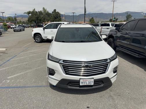 Iridescent Pearl Tricoat 2023 Chevrolet Traverse Premier