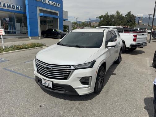 Iridescent Pearl Tricoat 2023 Chevrolet Traverse Premier