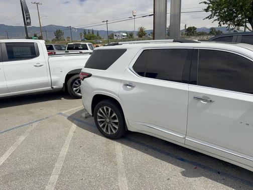 Iridescent Pearl Tricoat 2023 Chevrolet Traverse Premier
