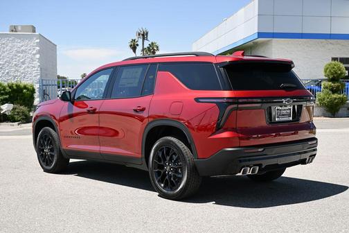 Radiant Red Tintcoat 2026 Chevrolet Traverse LT