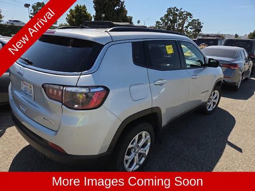 Silver Zynith Metallic Clearcoat 2024 Jeep Compass Latitude