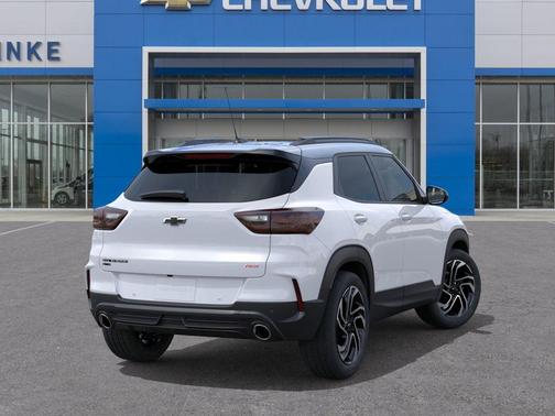 Iridescent Pearl Tricoat 2026 Chevrolet Trailblazer RS