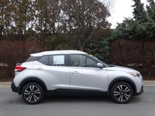 Photo 2 of 28 of 2019 Nissan Kicks SV