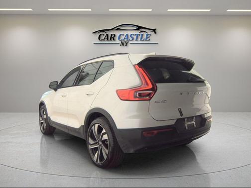2025 Volvo XC40 B5 Plus Dark Theme