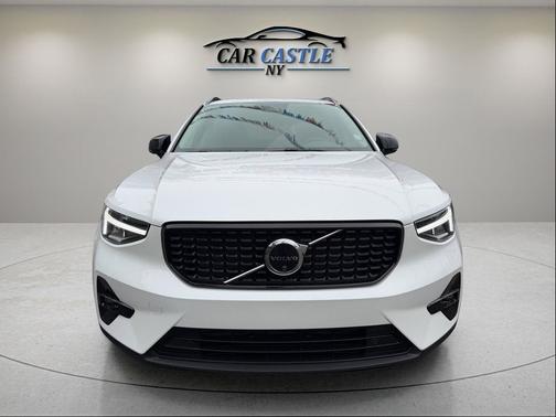 2025 Volvo XC40 B5 Plus Dark Theme