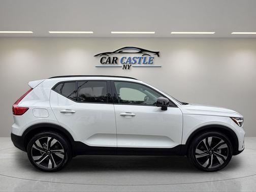2025 Volvo XC40 B5 Plus Dark Theme