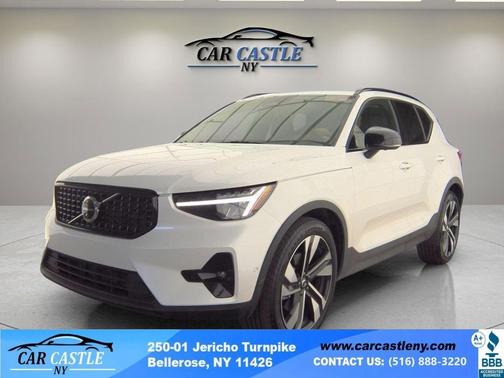 2025 Volvo XC40 B5 Plus Dark Theme