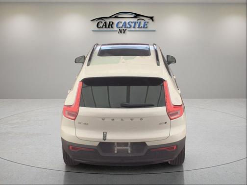 2025 Volvo XC40 B5 Plus Dark Theme