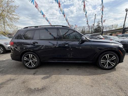 Black Sapphire Metallic 2022 BMW X7 xDrive40i