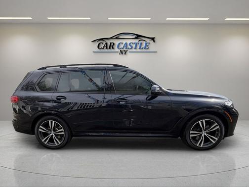 Black Sapphire Metallic 2022 BMW X7 xDrive40i