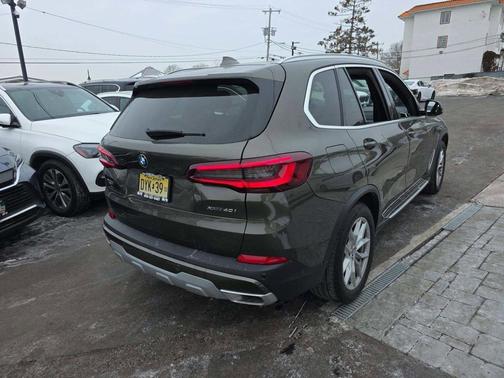 Manhattan Green Metallic 2022 BMW X5 xDrive40i