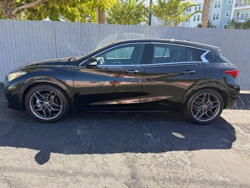 2017 INFINITI QX30 Sport