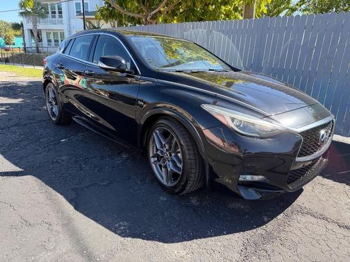 2017 INFINITI QX30 Sport