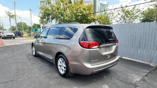 Champagne 2017 Chrysler Pacifica Touring-L