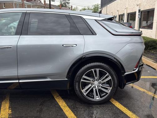 Argent Silver Metallic 2024 Cadillac LYRIQ Luxury