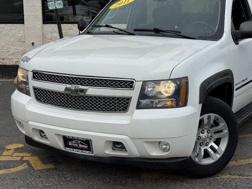 White Diamond Tricoat 2011 Chevrolet Avalanche 1500 LTZ