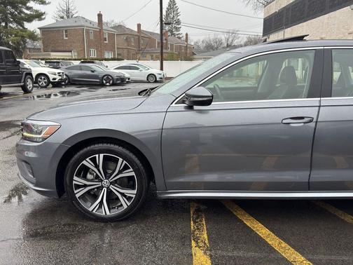 Platinum Gray Metallic 2021 Volkswagen Passat 2.0T SE