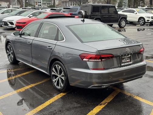 Platinum Gray Metallic 2021 Volkswagen Passat 2.0T SE