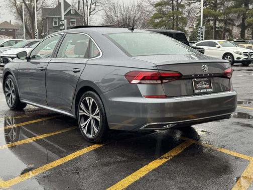 Platinum Gray Metallic 2021 Volkswagen Passat 2.0T SE
