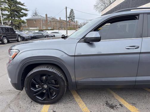 Platinum Gray Metallic 2023 Volkswagen Atlas 3.6L SE w/Technology