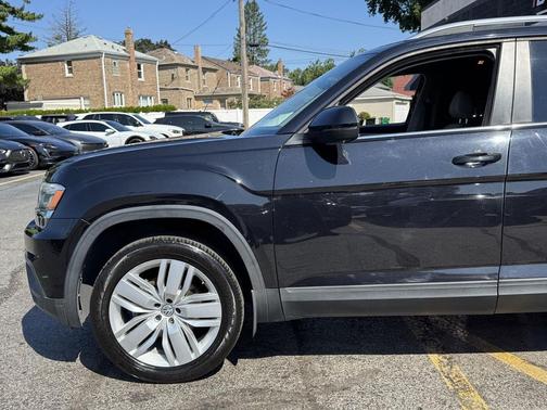 Deep Black Pearl 2019 Volkswagen Atlas 2.0T SE w/Technology