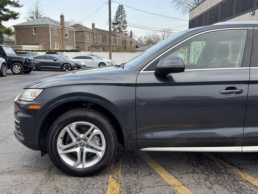 Manhattan Gray Metallic 2019 Audi Q5 45 Premium