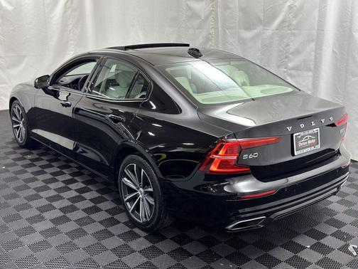 2022 Volvo S60 T5 Momentum