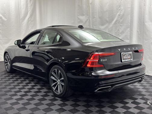 2022 Volvo S60 T5 Momentum