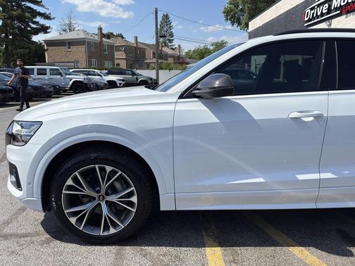 Glacier White Metallic 2023 Audi Q8 55 Premium