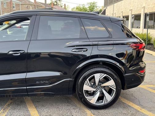 Mythos Black Metallic 2025 Audi Q6 e-tron Prestige quattro