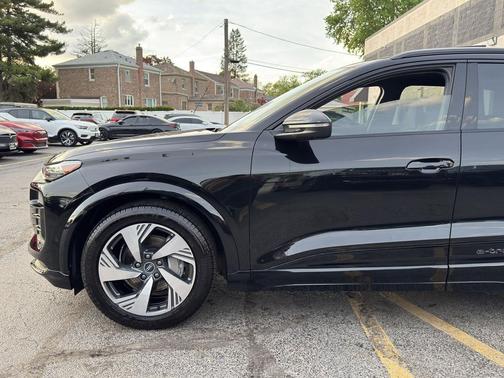 Mythos Black Metallic 2025 Audi Q6 e-tron Prestige quattro