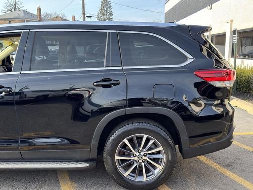 Midnight Black Metallic 2019 Toyota Highlander XLE