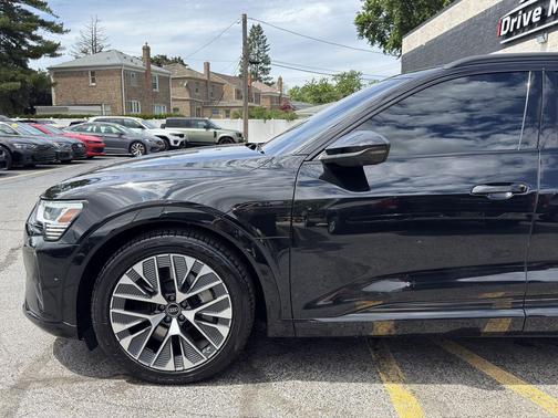 Mythos Black Metallic 2024 Audi Q8 e-tron Premium Plus