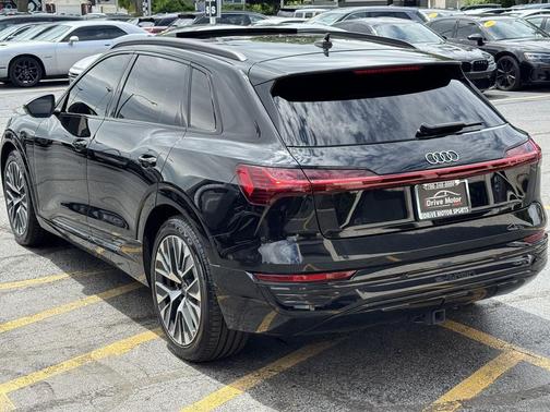 Mythos Black Metallic 2024 Audi Q8 e-tron Premium Plus